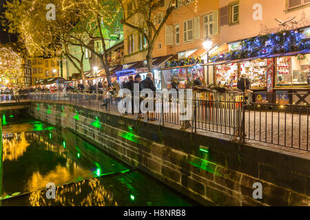 Historischer Weihnachtsmarkt im Zentrum von Colmar bei Nacht, Wein-Route, Elsass, Haut-Rhin, Frankreich Stockfoto