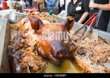 Gebratenes Schweinefleisch auf einem Stall während der BBC Food Show an der Olympia-London. Stockfoto