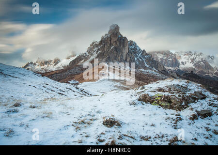 Verschneite Herbstnachmittag am Giau Pass, Dolomiten, Italien. Stockfoto