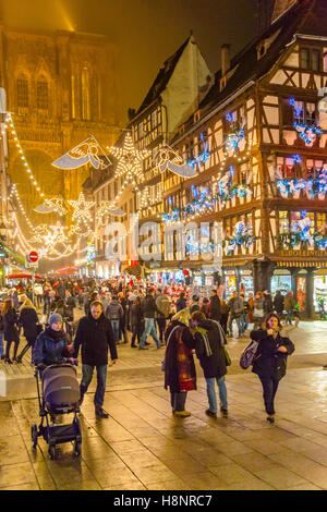 Touristen durch die Straßen von Straßburg in der Weihnachtszeit, Weinstraße, Elsass, Bas-Rhin, Frankreich. Stockfoto