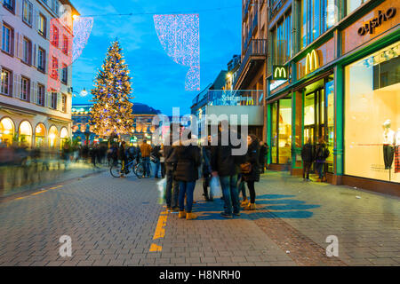 Weihnachts-Dekorationen auf historischen Straße, im Zentrum von Straßburg, Weinstraße, Elsass, Bas-Rhin, Frankreich Stockfoto