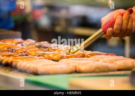 Würstchen auf dem Grill während der BBC Good Food Show an der Olympia-London Stockfoto