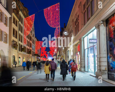 Touristen durch die Straßen von Straßburg in der Weihnachtszeit, Weinstraße, Elsass, Bas-Rhin, Frankreich. Stockfoto