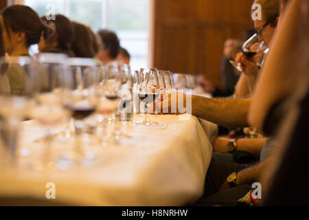 Wein testen Sitzung bei der BBC Good Food Show am Olympia in London. Stockfoto