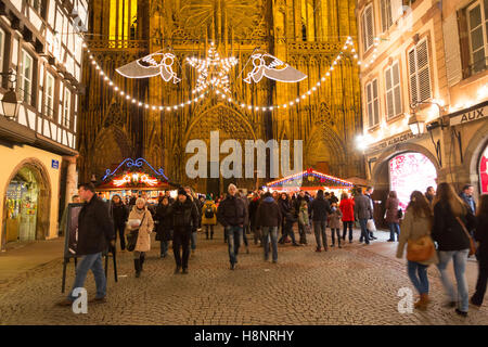 Touristen durch die Straßen von Straßburg in der Weihnachtszeit, Weinstraße, Elsass, Bas-Rhin, Frankreich. Stockfoto