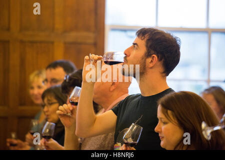 Wein testen Sitzung bei der BBC Good Food Show am Olympia in London. Stockfoto