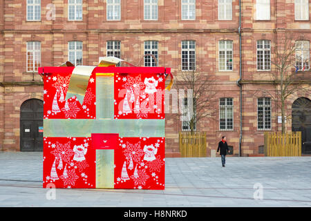 Das große Geschenk-Box am Place du Chateau im Zentrum von Straßburg an Weihnachten Wein Route, Elsass, Bas Rhin, Frankreich. Stockfoto