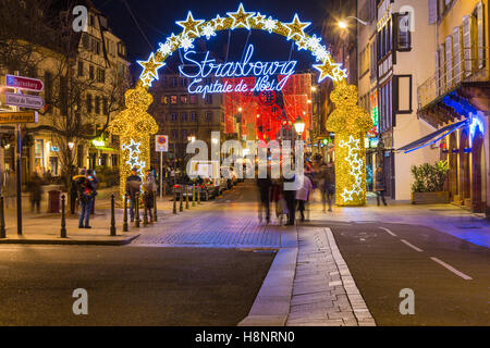 Erleuchtet Weihnachtsschmuck zu unterzeichnen, entlang der Straße von Straßburg, Weinstraße, Elsass, Bas-Rhin, Frankreich Stockfoto