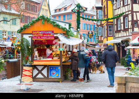 Historischer Weihnachtsmarkt in der Zentrum von Colmar, Wein-Route, Elsass, Haut-Rhin, Frankreich Stockfoto