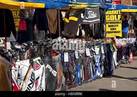 Golf Ausrüstung Stand auf St Albans Markt, St Peters Street, St Albans, Hertfordshire, England, UK Stockfoto