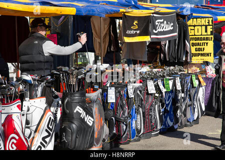 Golf Ausrüstung Stand auf St Albans Markt, St Peters Street, St Albans, Hertfordshire, England, UK Stockfoto