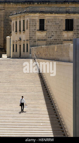 Schritte neben dem Stadttor (5. Tor), Valletta, Malta. 2011-14 gebaut. Von Renzo Piano entworfen. Stockfoto