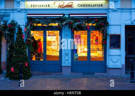 Weihnachts-Dekorationen auf typischen historischen Bäckerei Colmar, Weinstraße, Elsass, Haut-Rhin, Frankreich Stockfoto