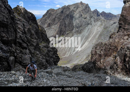 Männliche hillwalker aufsteigend den großen Stein schießen die Gipfel der sgurr Alasdair zu erreichen (Munro), mit Blick auf Sgurr Dearg (die in Stockfoto