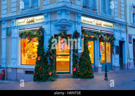 Weihnachts-Dekorationen auf typischen historischen Bäckerei Colmar, Weinstraße, Elsass, Haut-Rhin, Frankreich Stockfoto