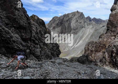 Männliche hillwalker aufsteigend den großen Stein schießen die Gipfel der sgurr Alasdair zu erreichen (Munro), mit Blick auf Sgurr Dearg (die in Stockfoto