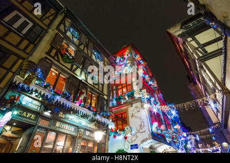 Weihnachts-Dekorationen auf typischen historischen Fachwerk Restaurant im Zentrum von Straßburg, Weinstraße, Elsass, Frankreich Stockfoto