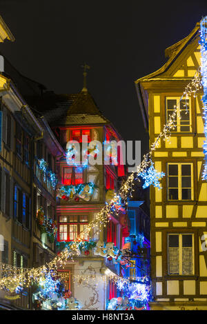 Weihnachts-Dekorationen auf typischen historischen Fachwerk Restaurant im Zentrum von Straßburg, Weinstraße, Elsass, Frankreich Stockfoto