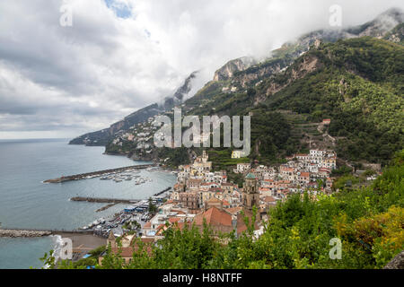 Blick auf Amalfi Stadt vom Wanderweg oben. Stockfoto