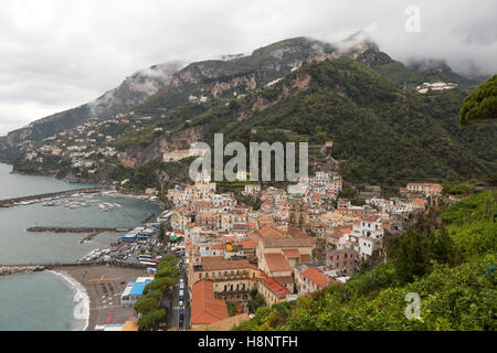 Blick vom Wanderweg oberhalb der Stadt Amalfi. Golf von Salerno, Kampanien Stockfoto