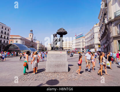 Spanien, Madrid, Puerta del Sol, Blick auf den Bären und Madrono Baum Skulptur, Wahrzeichen der Stadt. Stockfoto