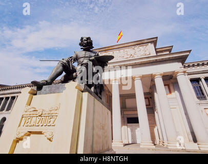 Spanien, Madrid, Blick auf die Diego Velazquez-Statue vor dem Prado-Museum. Stockfoto