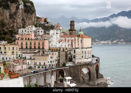 Schöne Aussicht von Atrani an der Amalfi Küste. Provinz Salerno, Stockfoto