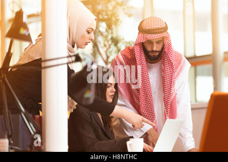 fröhlich multikulturellen Business Partner Teamarbeit Stockfoto