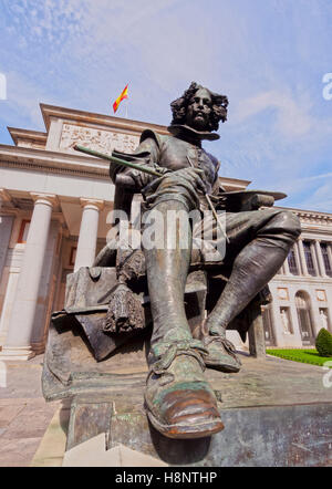 Spanien, Madrid, Blick auf die Diego Velazquez-Statue vor dem Prado-Museum. Stockfoto