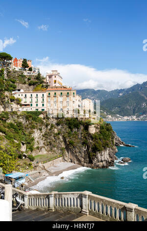 Küstenstadt in Italien entlang der Amalfi-Küste. Stockfoto
