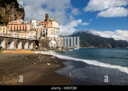 Blick vom Strand von der erhöhten Stadt Atrani entlang der Amalfi-Küste. Stockfoto