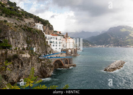 Küsten Blick auf die Stadt Atrani entlang der Amalfi-Küste. Stockfoto