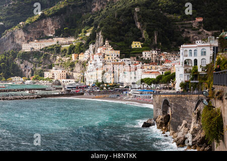 Malerischer Blick auf Amalfi Stadt entlang der Amalfiküste in Italien. Stockfoto