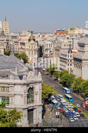 Spanien, Madrid, Blick von der Kybele-Palast in Richtung der Alcalá-Straße und das Gebäude der Metropole. Stockfoto