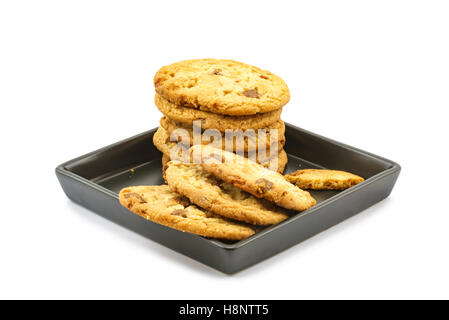 Vollmilch Schokolade Mandel Cookies Turm in schwarze Platte auf weißem Hintergrund Stockfoto