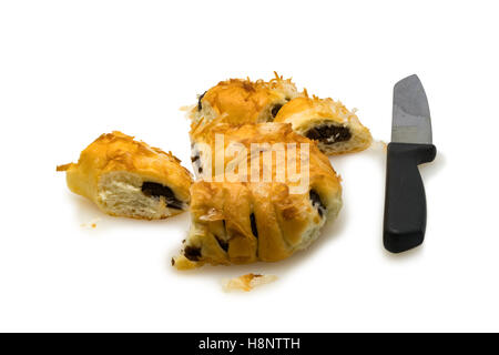 Brotpudding mit Kokos und Messer auf weißem Hintergrund Stockfoto