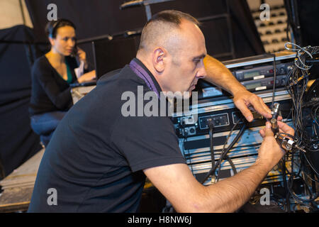 Tontechniker aufstellen Ausrüstung Stockfoto