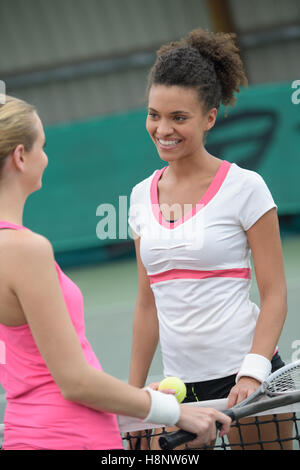 Porträt von wenigen Tennis im freien sprechen Stockfoto