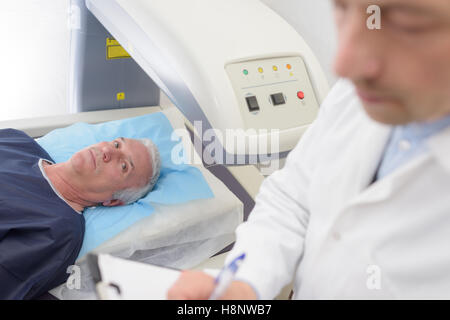 Senior Patienten im MRT-Untersuchung im Krankenhaus Stockfoto