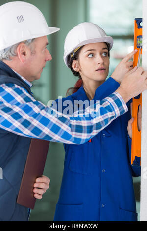 Handwerker, wacht über seine weiblichen Lehrling Stockfoto