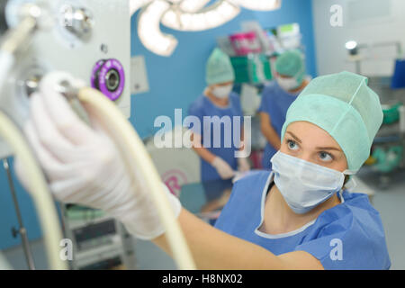 weibliche Chirurg medizinische Maschine einrichten Stockfoto