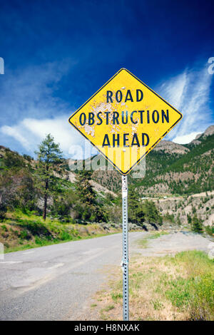 Ein Schild warnt vor eine Straße Behinderung voraus. Stockfoto