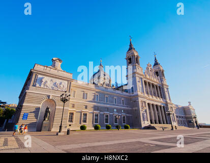 Spanien, Madrid, Blick auf die Kathedrale der Heiligen Maria der Royal La Almudena und Plaza De La Armeria. Stockfoto
