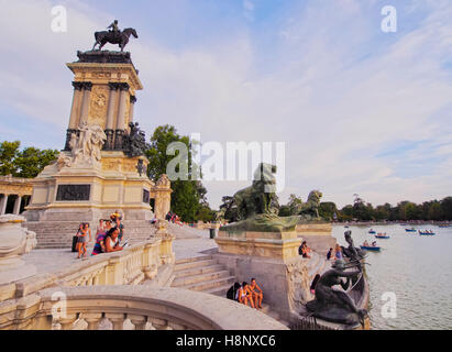 Spanien, Madrid, Blick auf den Alfonso XII Denkmal und See im Parque del Retiro. Stockfoto