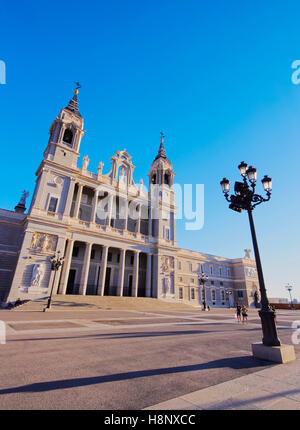 Spanien, Madrid, Blick auf die Kathedrale der Heiligen Maria der Royal La Almudena und Plaza De La Armeria. Stockfoto