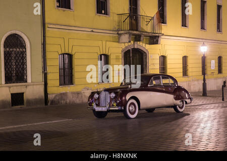 Allein Oldtimer auf der Straße. Stockfoto