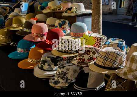 Bunte Hut Auswahl zum Verkauf an einen französischen ländlichen Markt Stockfoto