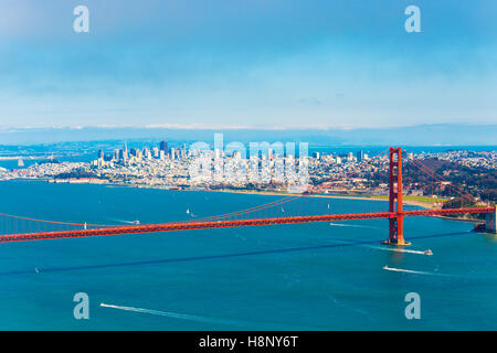 Hohen Winkel, mitten in der Luft, Luft Blick auf die Innenstadt von San Francisco City, Bucht gesehen zusammen mit Golden Gate Bridge auf einen Sommer, blauer Himmel Stockfoto