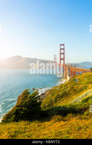 Sonnenlicht bietet high-Key über Marin Headlands mit Golden Gate Bridge gesehen über felsige Küste am Fort Point Durin-Highlights