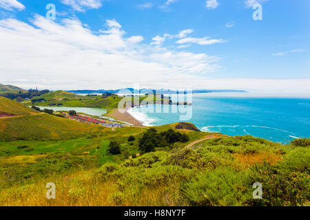 San Francisco im fernen Hintergrund auf der Marin Headlands über Fort San und Rodeo Strand entlang der Küste aus gesehen Stockfoto